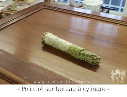 Poli ciré sur bureau à cylindre