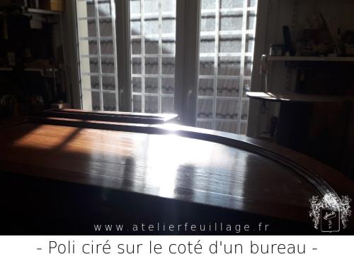 Poli ciré sur le côté d'un bureau