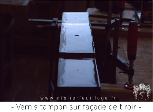 Vernis tampon sur façade de tiroir